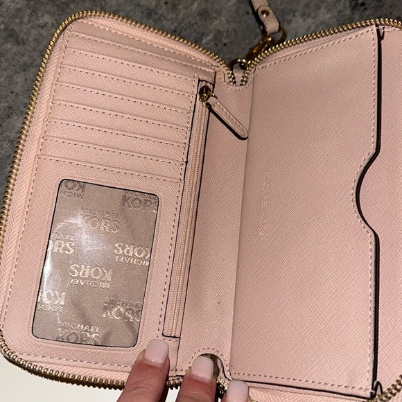 Michael Kors - Picture 3 of 4